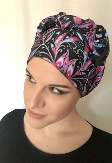 Šálka černá s růžovými listy 03.jpeg